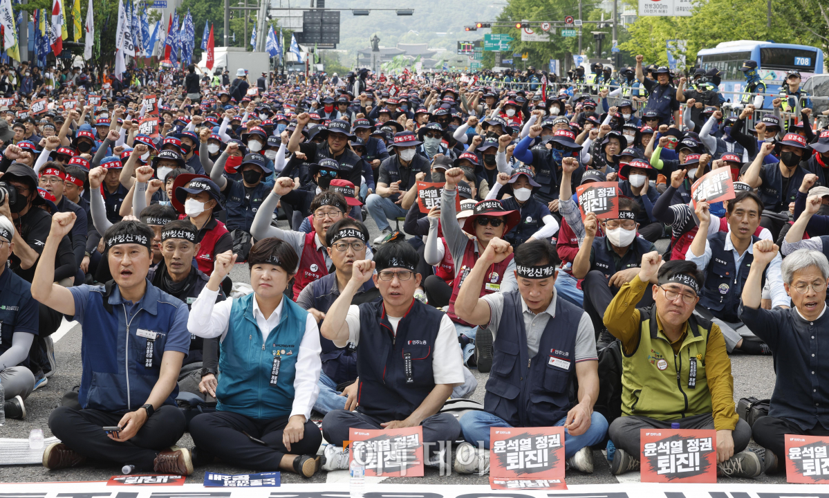▲민주노총 조합원들이 31일 서울 세종대로에서 열린 노동·민생·민주·평화 파괴 윤석열 정권퇴진! 민주노총 총력투쟁대회에서 구호를 외치고 있다. 조현호 기자 hyunho@