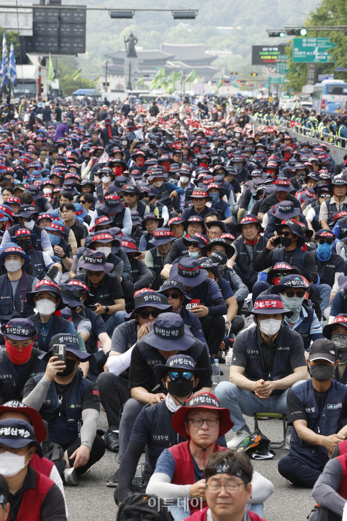 ▲민주노총 조합원들이 31일 서울 세종대로에서 열린 노동·민생·민주·평화 파괴 윤석열 정권퇴진! 민주노총 총력투쟁대회를 하고 있다. 조현호 기자 hyunho@