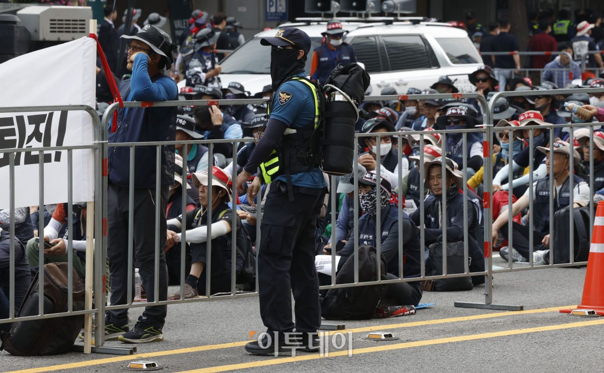 ▲31일 서울 세종대로에서 열린 노동·민생·민주·평화 파괴 윤석열 정권퇴진! 민주노총 총력투쟁대회에서 한 경찰이 캡사이신 이격용 분사기 등짐형을 메고 있다. 조현호 기자 hyunho@