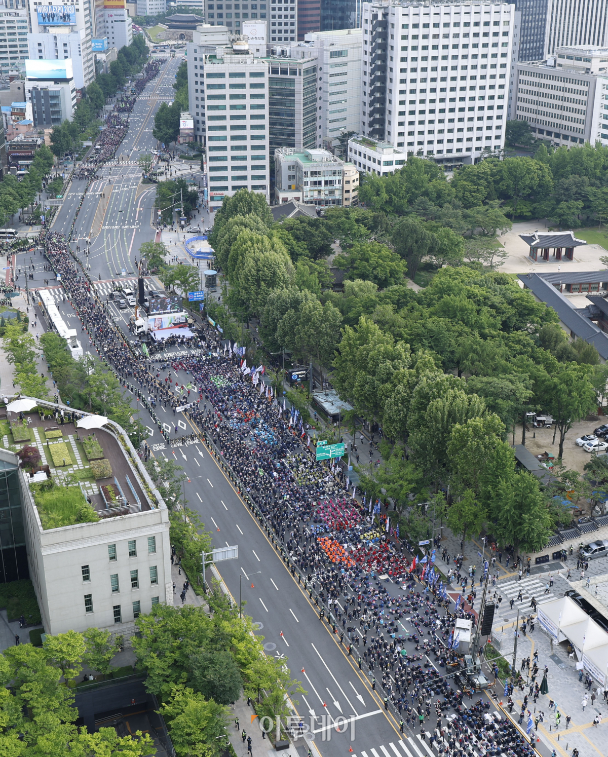 ▲민주노총 조합원들이 31일 서울 세종대로에서 노동·민생·민주·평화 파괴 윤석열 정권퇴진! 민주노총 총력투쟁대회를 하기 위해 행진하고 있다. 조현호 기자 hyunho@