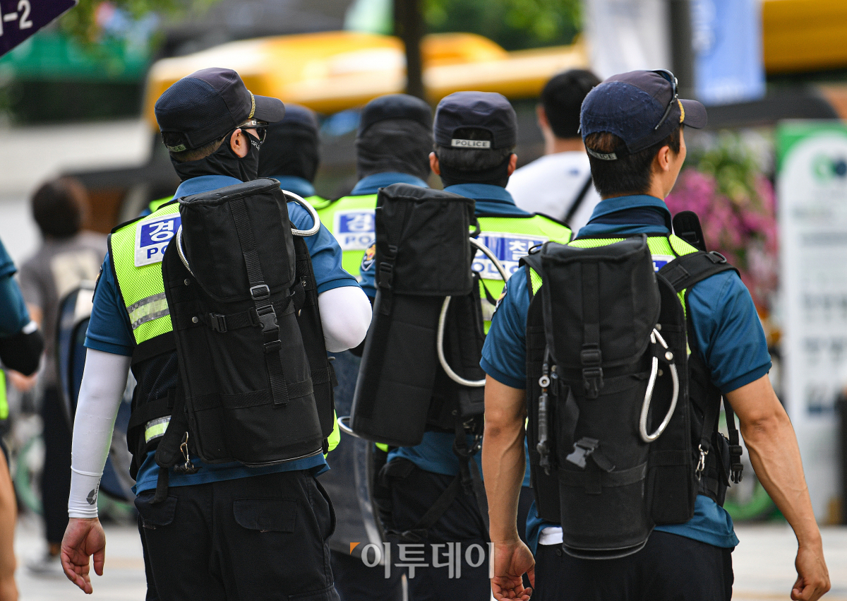 ▲31일 서울 세종대로에서 열린 노동·민생·민주·평화 파괴 윤석열 정권퇴진! 민주노총 총력투쟁대회에서 캡사이신 이격용 분사기 등짐형을 멘 경찰들이 이동하고 있다. 조현호 기자 hyunho@