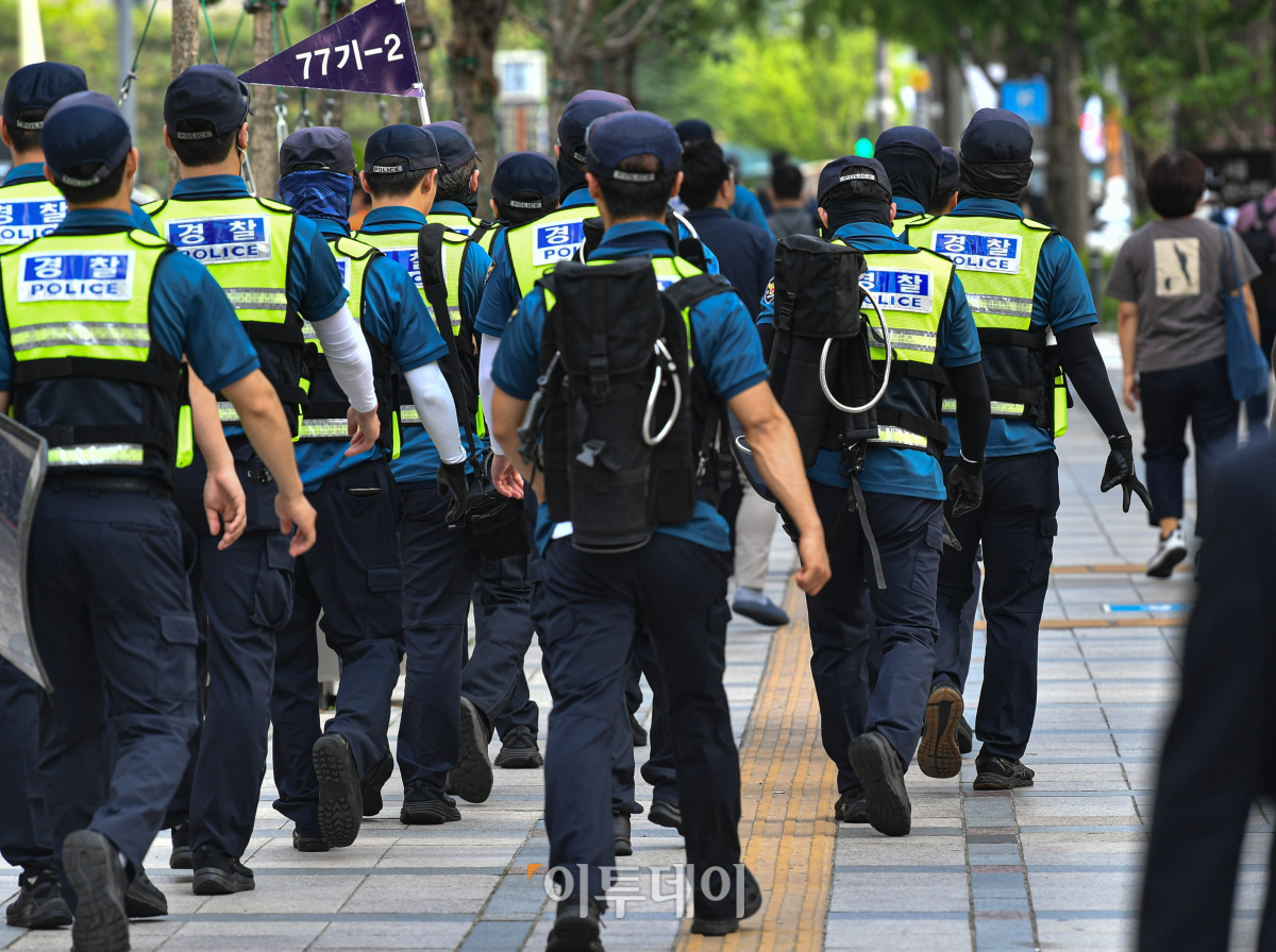 ▲31일 서울 세종대로에서 열린 노동·민생·민주·평화 파괴 윤석열 정권퇴진! 민주노총 총력투쟁대회에서 캡사이신 이격용 분사기 등짐형을 멘 경찰들이 이동하고 있다. 조현호 기자 hyunho@