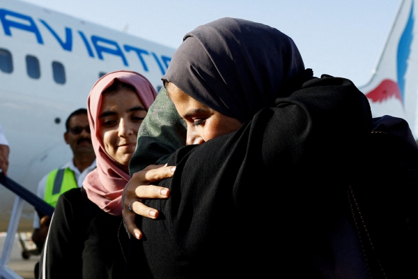 ▲수단을 떠난 시민들이 지난달 30일(현지시간) 아부다비공항에서 포옹하고 있다. 아부다비/로이터연합뉴스

