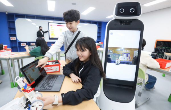 ▲부평초등학교 학생들이 로봇을 제어하는 애플리케이션 등을 이용해 수업하고 있다.  (제공=LG전자)