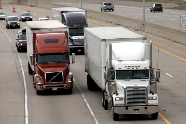 ▲미국 미시간주 디트로이트 고속도로를 트럭들이 달리고 있다. 디트로이트(미국)/로이터연합뉴스
