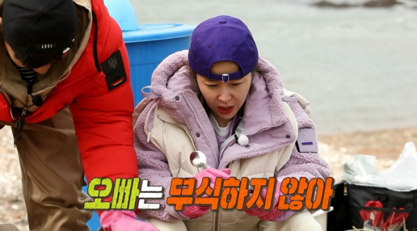 ▲2023년 5월 1일 보도자료 '안다행’ 김종민, 신지 위해 생선 손질! 신지 曰 "김종민 무식하지 않아" '오빠美' 뿜뿜★ '안다행' '엄마=신지' 신지 향한 효심(?) 공개했던 빽가 "인생에서 제일 중요한 때? 신지 만난 때!"'안다행' 25년 장수 그룹 코요태 분열 조짐(?)... 김종민, 빽가에게 무시당하다?!230501 '안다행’ 김종민, 신지 위해 생선 손질! 신지 曰 '김종민 무식하지 않아' 오빠美 뿜뿜★.jpg‘안싸우면 다행이야’ (사진제공=MBC)