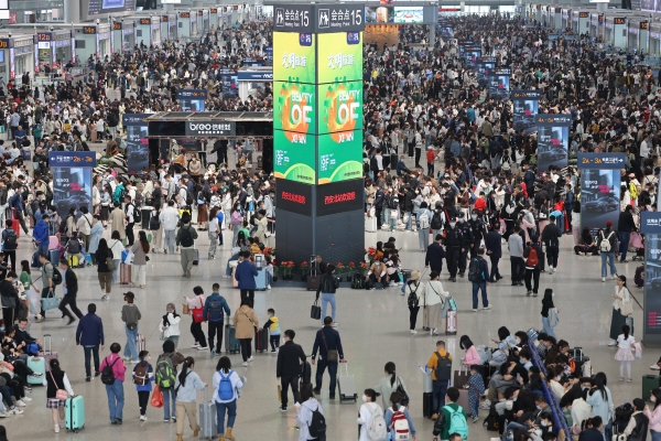 ▲중국 시안의 기차역이 지난달 29일 관광객들로 붐비고 있다. 시안(중국)/신화연합뉴스
