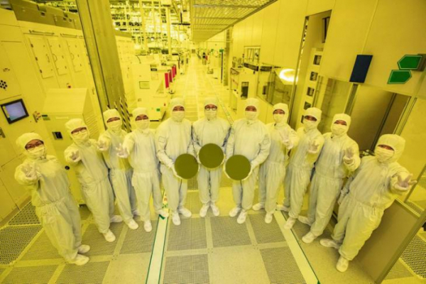 ▲삼성전자가 지난해 6월 경기 화성캠퍼스에서 세계 최초로 3나노 반도체 양산에 성공한 가운데 임직원들이 3나노 반도체를 소개하고 있다. (사진제공=삼성전자)