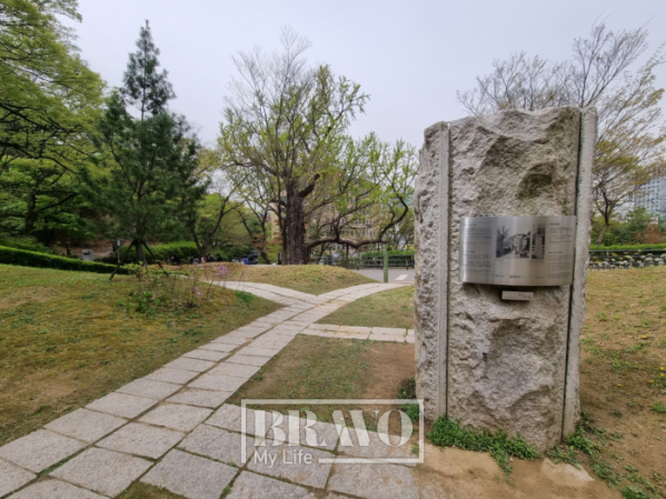 ▲남산 국치의 길 '기억의' 터'에 놓인 '거꾸로 세운 동상'(브라보 마이 라이프 DB)