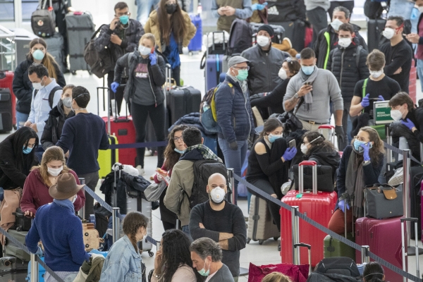 ▲미국 뉴욕 JFK공항에서 2020년 5월 24일 승객들이 마스크를 쓴 채 줄을 서고 있다. 뉴욕(미국)/AP뉴시스
