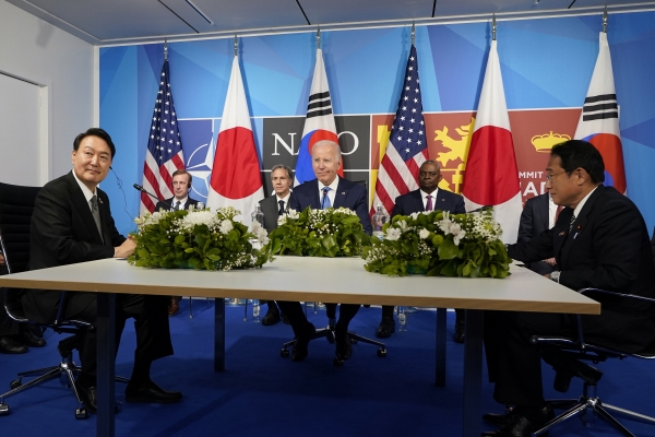 ▲윤석열(왼쪽) 대통령과 조 바이든(가운데) 미국 대통령, 기시다 후미오 일본 총리가 지난해 6월 29일 스페인 마드리드에서 열린 북대서양조약기구(NATO·나토) 정상회의에서 3자 회담을 열고 있다. 마드리드/AP뉴시스
