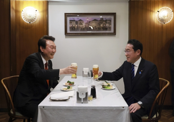 ▲윤석열(왼쪽) 대통령과 기시다 후미오 일본 총리가 3월 16일 맥주로 건배하고 있다. 도쿄/AP뉴시스
