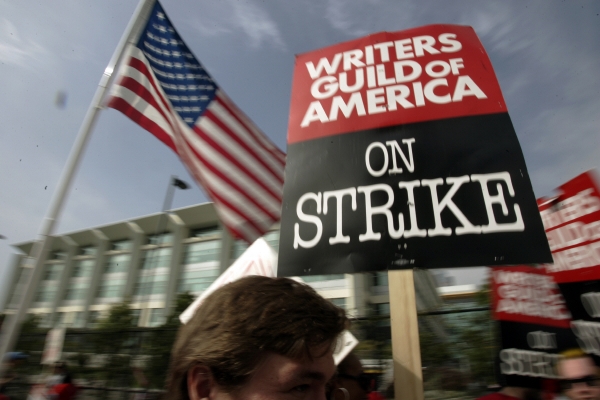 ▲미국작가조합(WGA) 작가들이 2007년 11월 9일 로스앤젤레스 폭스 플라자에서 열린 집회에서 영화·TV제작자연맹(AMPTP)에 반대하는 파업을 진행하고 있다. 센추리시티(미국)/AP뉴시스
