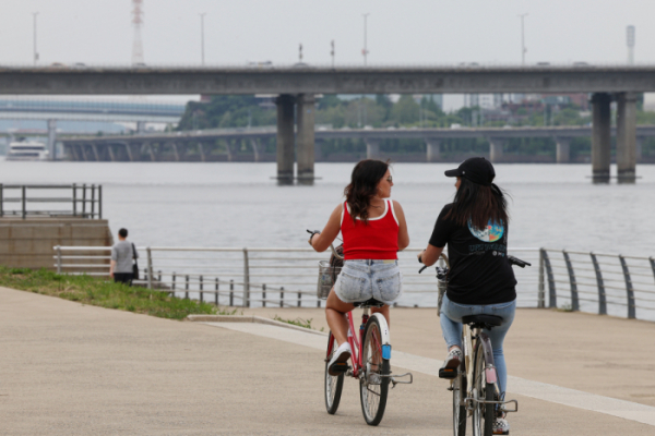 ▲전국 대부분 지역 낮 기온이 25도 내외로 오른 2일 오후 서울 여의도한강공원을 찾은 시민들이 자전거를 타고 있다.  (연합뉴스)