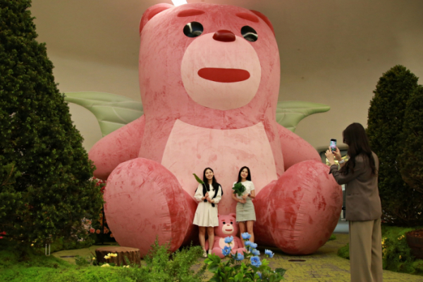▲시민들이 서울 중구 동대문디자인플라자에 마련된 포토존에서 대형 '벨리곰'과 함께 기념 사진을 찍으며 즐거운 시간을 보내고 있다. (사진제공=롯데홈쇼핑)