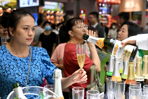 ▲중국 하이난성 하이커우에서 4월 12일(현지시간) 열린 중국 국제 소비재박람회(CICPE)에서 한 방문객이 음료를 시음하고 있다.  하이커우(중국)/신화뉴시스

