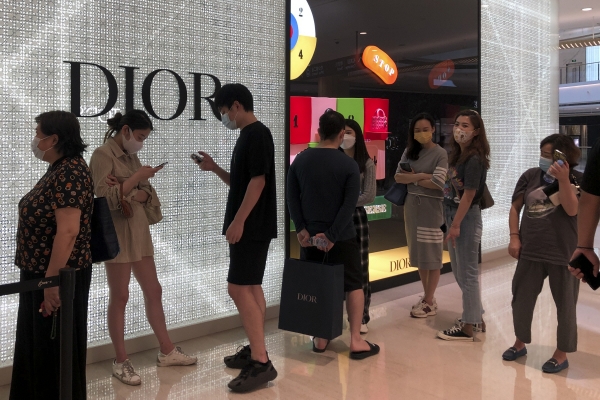 ▲지난해 5월 중국 상하이의 한 쇼핑몰에서 쇼핑객들이 한 명품 브랜드 매장 앞에서 마스크를 착용한 채 입장을 위해 대기하고 있다. 상하이(중국)/AP뉴시스
