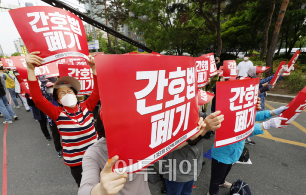 ▲대한의사협회, 대한간호조무사협회를 비롯한 13개 보건의료단체로 구성된 보건복지의료연대가 3일 오후 서울 영등포구 국회의사당역 앞에서 열린 간호법•면허박탈법 강행처리 더불어민주당 퇴출을 위한 400만 보건복지의료연대 규탄대회에서 구호를 외치고 있다. 조현호 기자 hyunho@