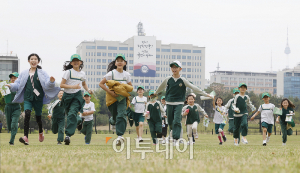 ▲어린이날을 하루 앞둔 4일 오후 서울 용산구 옛 주한미군 기지에 재탄생한 용산어린이정원에서 아이들이 뛰어놀고 있다. 조현호 기자 hyunho@