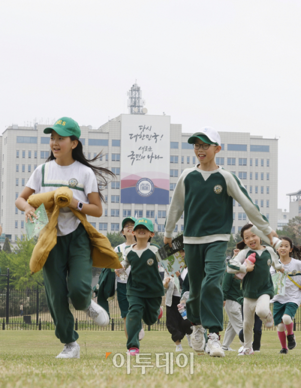▲어린이날을 하루 앞둔 4일 오후 서울 용산구 옛 주한미군 기지에 재탄생한 용산어린이정원에서 아이들이 뛰어놀고 있다. 조현호 기자 hyunho@