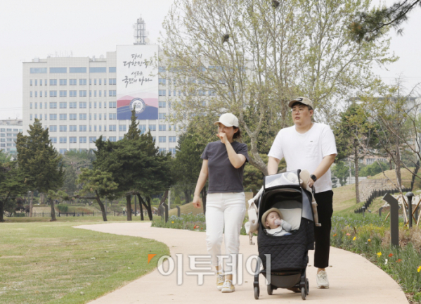 ▲어린이날을 하루 앞둔 4일 오후 서울 용산구 옛 주한미군 기지에 재탄생한 용산어린이정원에서 관람객들이 공원을 둘러보고 있다. 조현호 기자 hyunho@