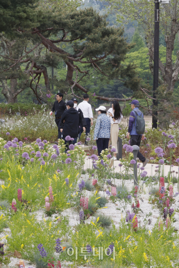 ▲어린이날을 하루 앞둔 4일 오후 서울 용산구 옛 주한미군 기지에 재탄생한 용산어린이정원에서 관람객들이 공원을 둘러보고 있다. 조현호 기자 hyunho@