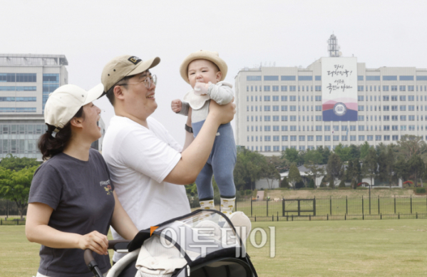 ▲어린이날을 하루 앞둔 4일 오후 서울 용산구 옛 주한미군 기지에 재탄생한 용산어린이정원에서 한 가족이 공원을 둘러보고 있다. 조현호 기자 hyunho@