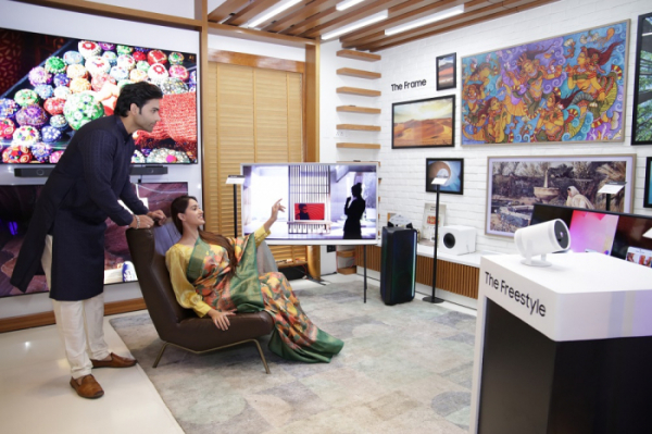 ▲삼성전자 모델이 인도 방갈로르 삼성 오페라 하우스에서 열린 2023년 네오 QLED 제품 공개 행사에서 다양한 삼성 TV 신제품들을 선보이고 있다. (사진제공=삼성전자)