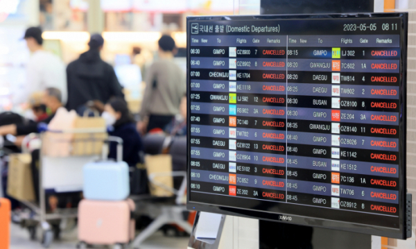 ▲5일 오전 제주국제공항 출발층의 출발 안내판이 결항을 알리고 있다.  (연합뉴스)