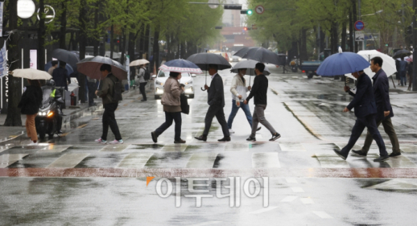 ▲서울 영등포구 여의도역 일대에서 우산을 쓴 시민들이 출근길 발걸음을 재촉하고 있다. (이투데이DB)