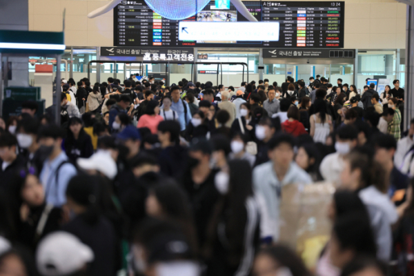 ▲5일 오후 제주국제공항 출발층이 탑승을 기다리는 승객들로 크게 붐비고 있다. (연합뉴스)