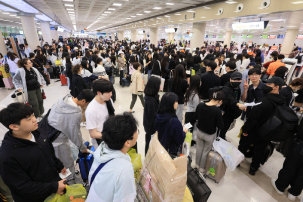 ▲5일 오후 제주국제공항 출발층이 탑승을 기다리는 승객들로 크게 붐비고 있다. (연합뉴스)