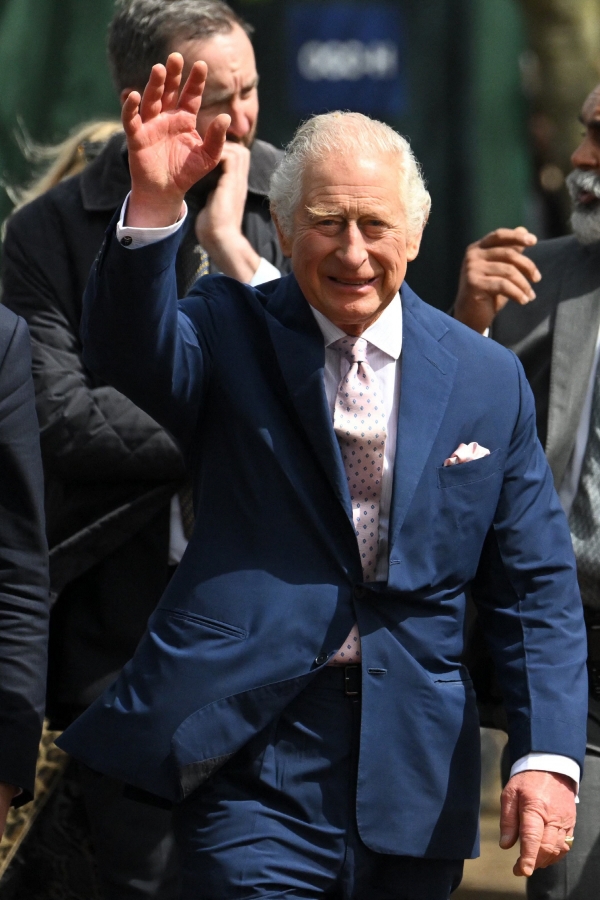 ▲찰스 3세 영국 국왕이 대관식을 하루 앞둔 5일(현지시간) 런던 버킹엄궁 근처에서 지지자들과 인사를 나눈 뒤 걸어오고 있다. 런던/AFP연합뉴스

