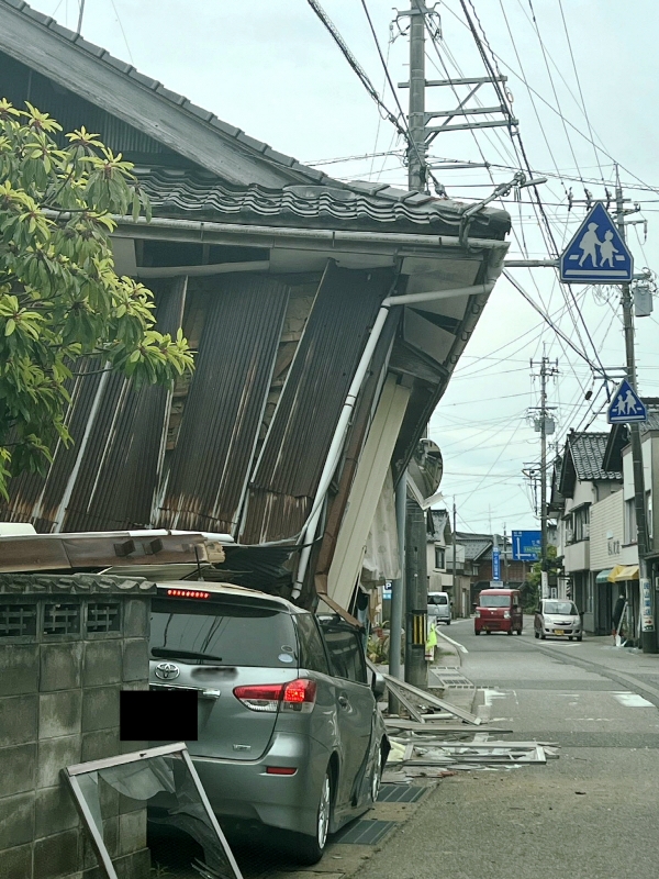 ▲5일 일본 이시카와현 스즈시에서 지진으로 무너진 주택에 차량이 깔려있다. 스즈(일본)/EPA연합뉴스
