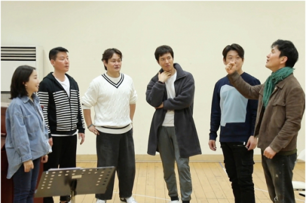 ▲김문정 감독(왼쪽)과 '맘마미아' 출연진(사진제공=KBS)