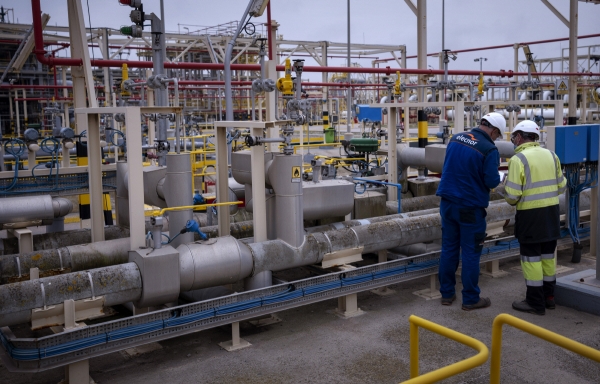 ▲스페인 바르셀로나의 액화천연가스(LNG) 플랜트에서 근로자들이 설비를 점검하고 있다. 바르셀로나(스페인)/AP뉴시스
