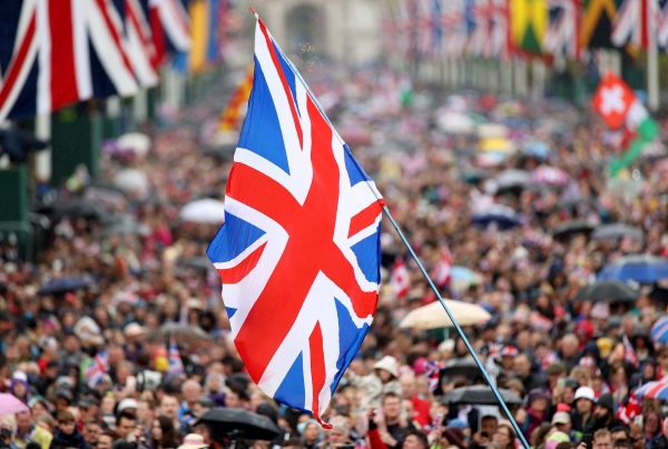 ▲영국 런던 버킹엄 궁 앞에서 6일(현지시간) 찰스 3세 국왕의 대관식을 보기 위해 시민들이 모여있는 가운데 영국 국기가 보인다. 런던/신화연합뉴스 
