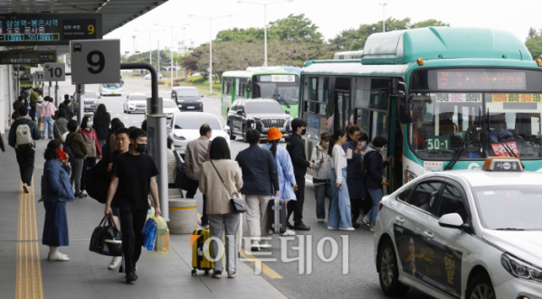 ▲어린이날  연휴 마지막날인 7일 오후 서울 강서구 김포국제공항 국내선 청사에서 여행을 마치고 도착한 이용객들이 버스에 탑승하고 있다. 조현호 기자 hyunho@