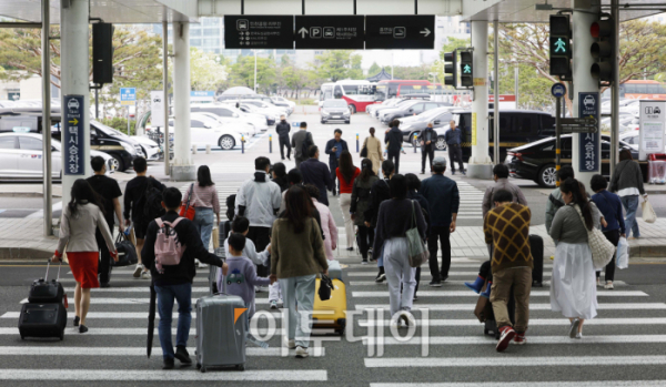 ▲어린이날  연휴 마지막날인 7일 오후 서울 강서구 김포국제공항 국내선 청사에서 여행을 마친 이용객들이 횡단보도를 건너고 있다. 조현호 기자 hyunho@