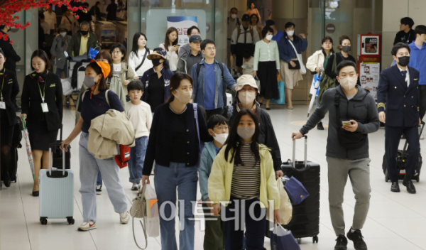 ▲어린이날  연휴 마지막날인 7일 오후 서울 강서구 김포국제공항 국내선 청사에 여행을 마친 이용객들이 도착하고 있다. 조현호 기자 hyunho@