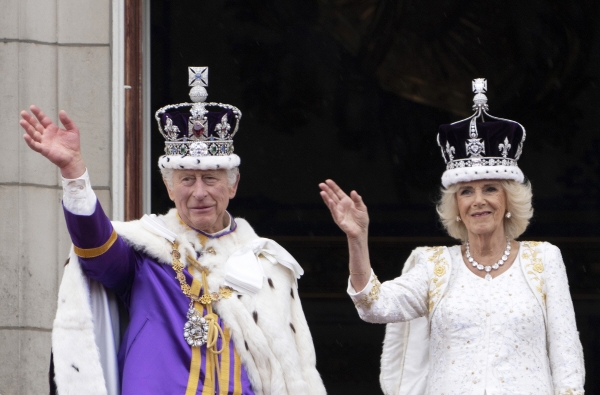 ▲찰스 3세 영국 국왕과 커밀라 왕비가 6일(현지시간) 대관식 이후 런던 버킹엄궁 발코니에서 시민들에게 손을 흔들고 있다. 런던/UPI연합뉴스 

