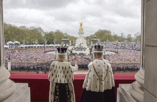 ▲찰스 3세(오른쪽) 영국 국왕과 커밀라 왕비가 6일(현지시간) 버킹엄궁 발코니에서 대관식을 축하하러 모인 인파를 내다보고 있다. 런던/AP연합뉴스 
