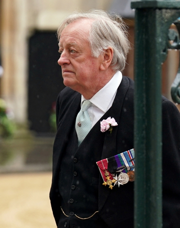 ▲커밀라 영국 왕비의 전남편이자 찰스 3세 대관식에 초청받은 앤드루 파커 볼스가 6일(현지시간) 의식이 열리는 웨스트민스터 사원으로 들어가고 있다. 런던/로이터연합뉴스
