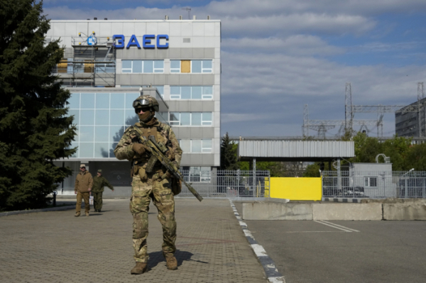 ▲러시아 군인이 지난해 5월 1일(현지시간) 우크라이나 자포리자 원자력 발전소 인근에서 보초를 서고 있다. 자포리자(우크라이나)/AP뉴시스