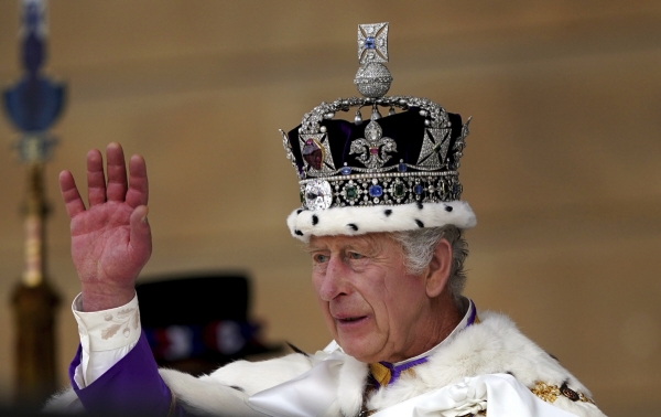 ▲찰스 3세 국왕이 6일 대관식이 끝난 후 런던 버킹엄 플레이스 정원에서 군 장병들로부터 왕실 경례를 받고 있다. 런던/AP뉴시스
