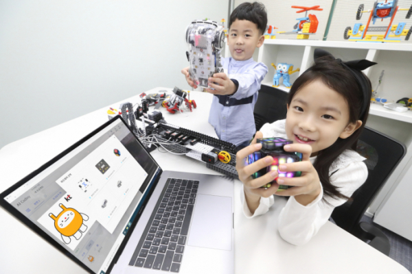 ▲KT AI 코디니를 활용하고 있는 서울 등촌동의 한 러닝센터에서 아이들이 AI 로봇 교구를 이용해 학습하고 있다. (사진제공=KT)