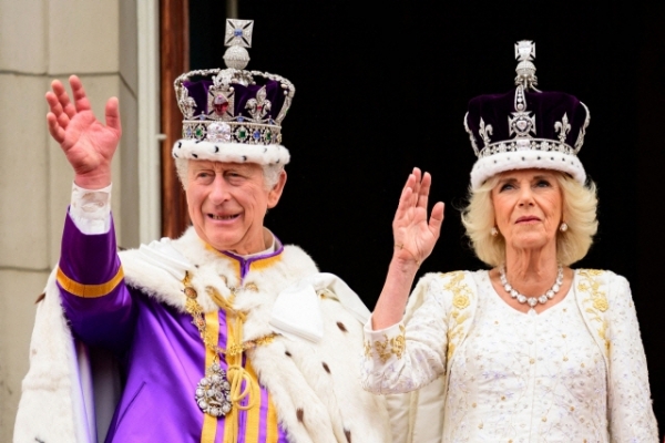 ▲찰스 3세 영국 국왕(왼쪽)과 커밀라 왕비가 6일(현지시간) 대관식을 마치고 런던 버킹엄궁 발코니에서 시민들을 향해 손을 흔들고 있다. 연합뉴스
