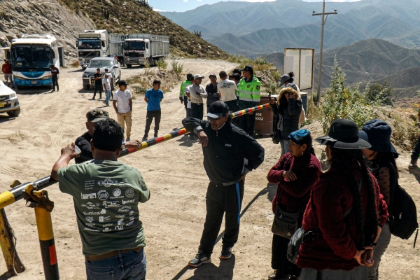 ▲페루 아레키파의 라 에스페란사 광산 터널 앞에 7일(현지시간) 관계자들이 모여 있다. 아레키파(페루)/AFP연합뉴스
