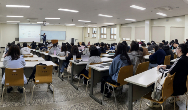 ▲신용보증기금 직원이 지난 4월 13일 영남대학교에서 정책금융 관련 특별 강연을 진행하고 있다. (사진제공=신용보증기금)