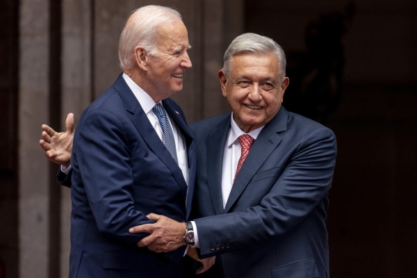 ▲안드레스 마누엘 로페스 오브라도르(오른쪽) 멕시코 대통령과 조 바이든 미국 대통령이 1월 9일 북미3국 정상회의를 위해 멕시코 수도 멕시코시티의 국립궁전에서 만나 반갑게 인사하고 있다. 멕시코시티/AP뉴시스
